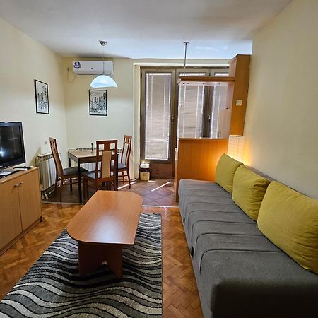 Lovely Square Apartment Purple Velvet Skopje Luaran gambar