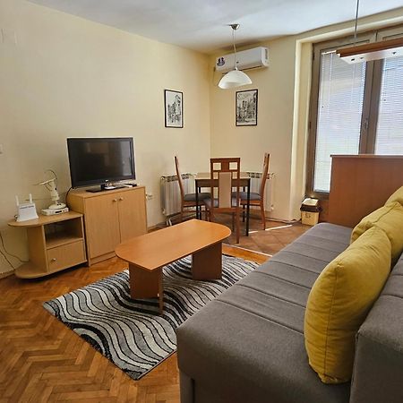 Lovely Square Apartment Purple Velvet Skopje Luaran gambar