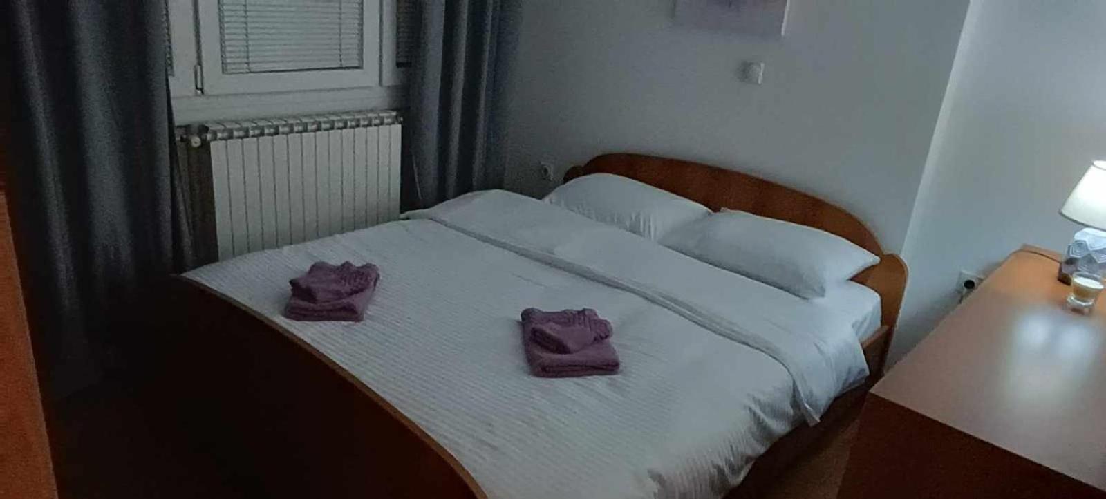 Lovely Square Apartment Purple Velvet Skopje Luaran gambar