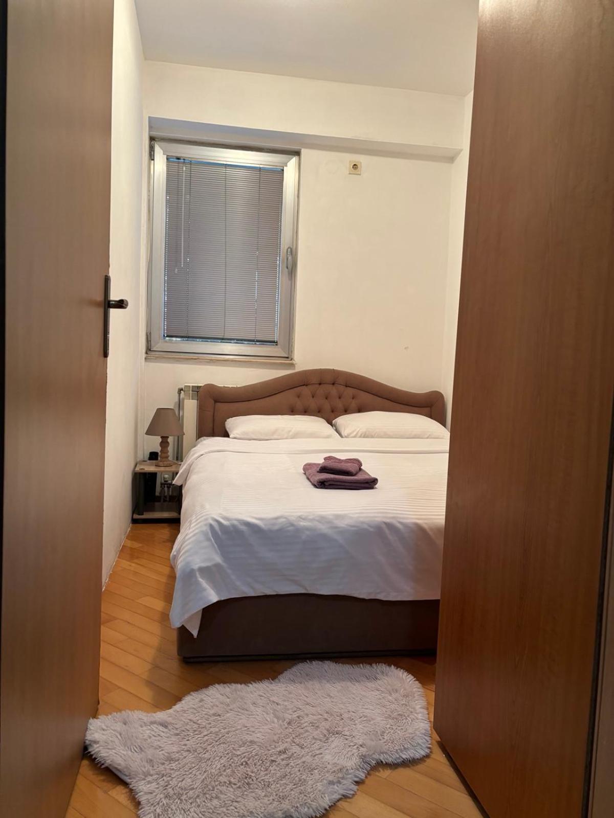 Lovely Square Apartment Purple Velvet Skopje Bilik gambar