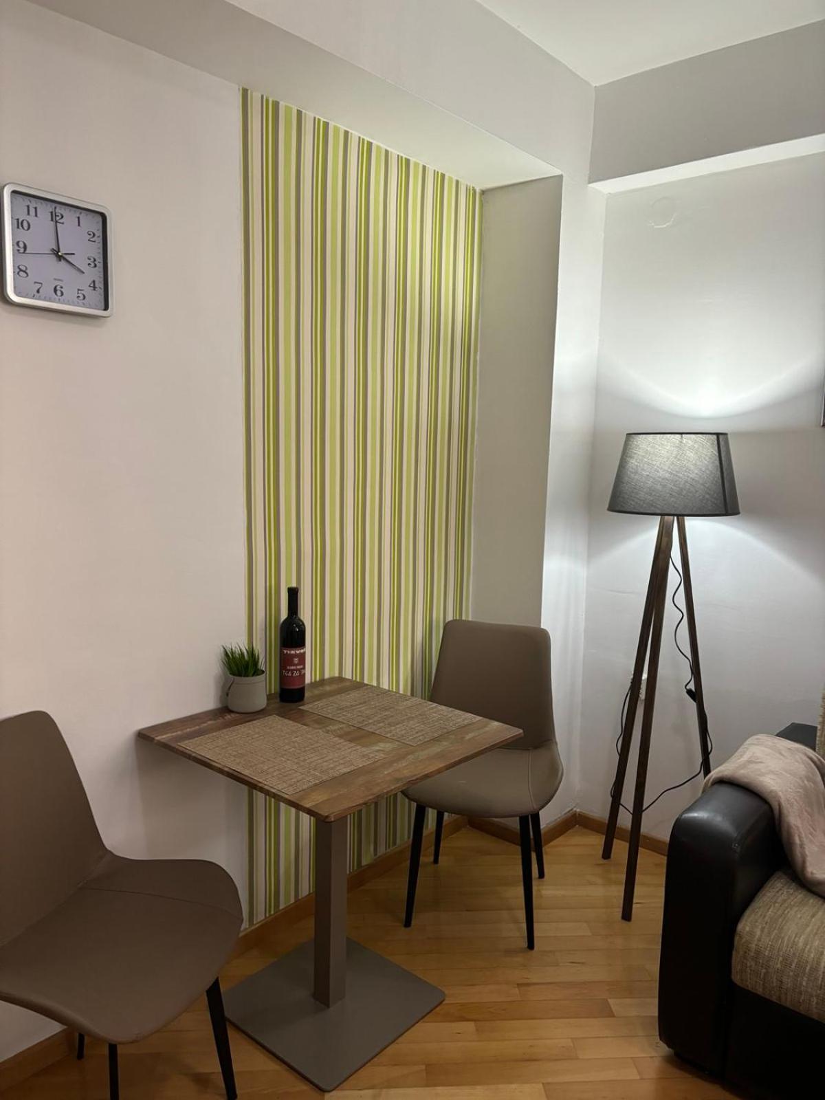 Lovely Square Apartment Purple Velvet Skopje Luaran gambar