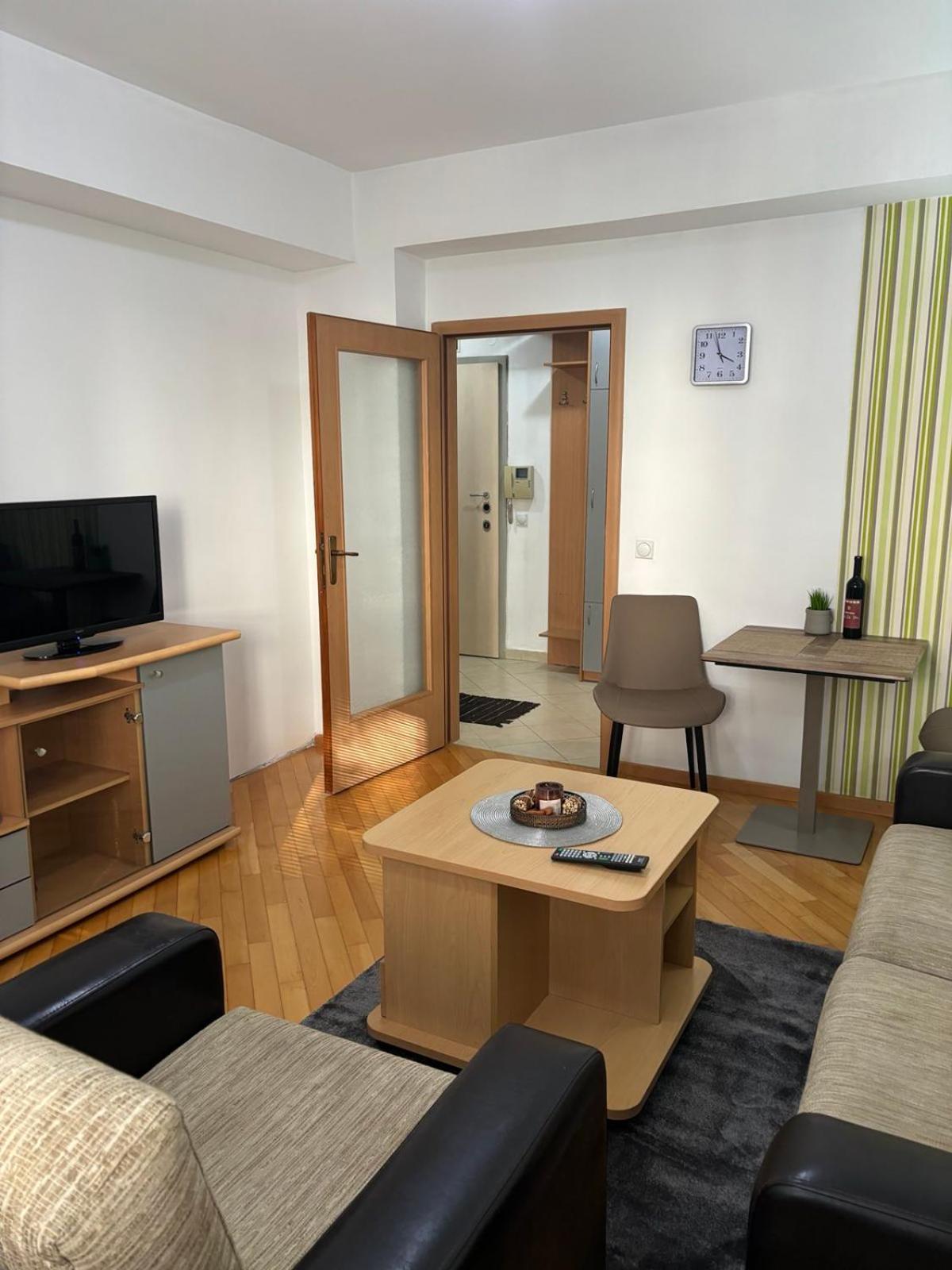 Lovely Square Apartment Purple Velvet Skopje Luaran gambar