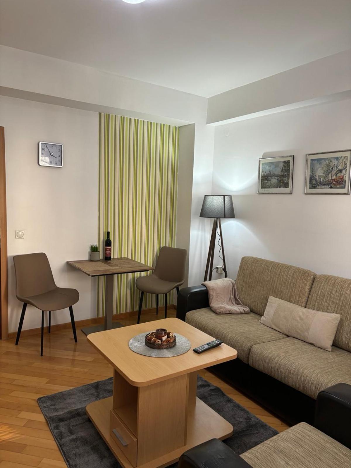 Lovely Square Apartment Purple Velvet Skopje Luaran gambar