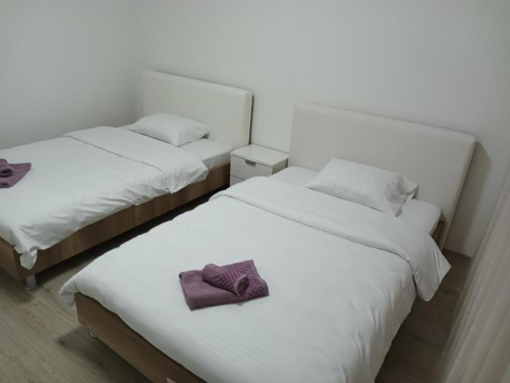 Lovely Square Apartment Purple Velvet Skopje Bilik gambar