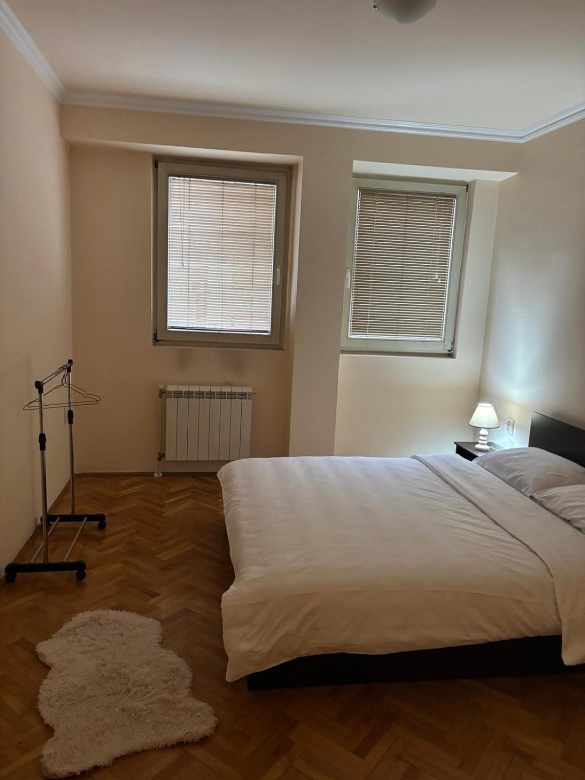 Lovely Square Apartment Purple Velvet Skopje Bilik gambar