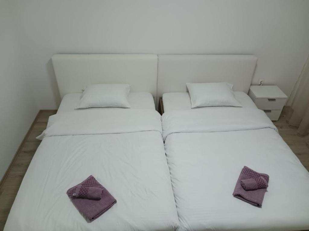 Lovely Square Apartment Purple Velvet Skopje Bilik gambar