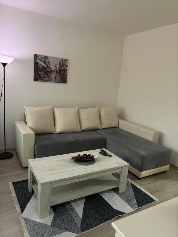 Lovely Square Apartment Purple Velvet Skopje Bilik gambar