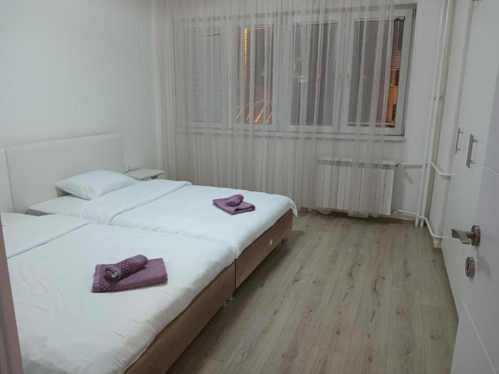 Lovely Square Apartment Purple Velvet Skopje Bilik gambar