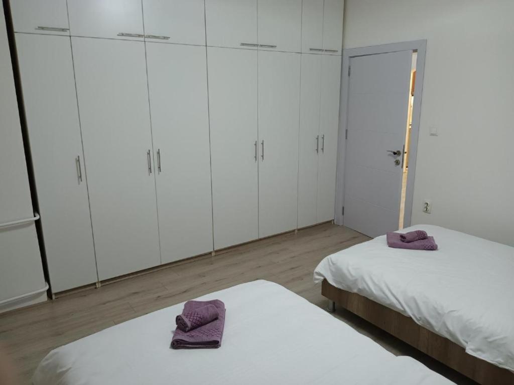 Lovely Square Apartment Purple Velvet Skopje Bilik gambar