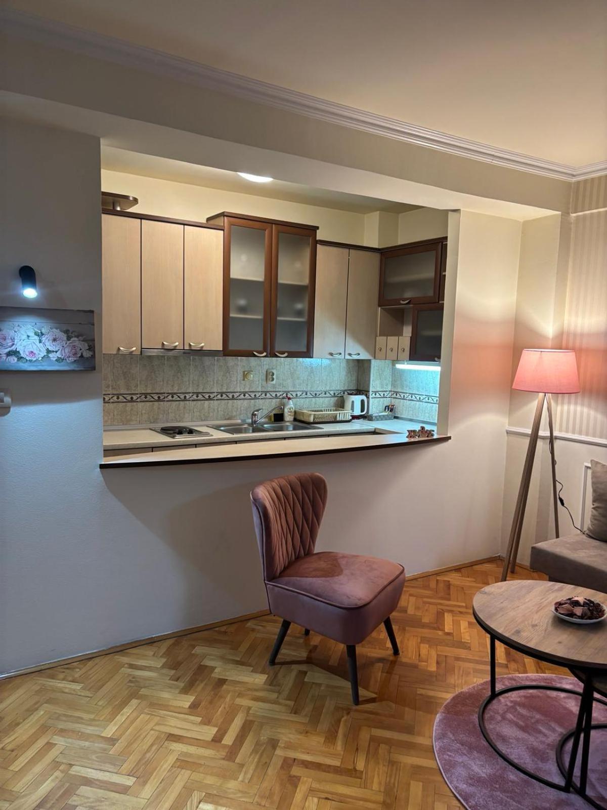 Lovely Square Apartment Purple Velvet Skopje Bilik gambar