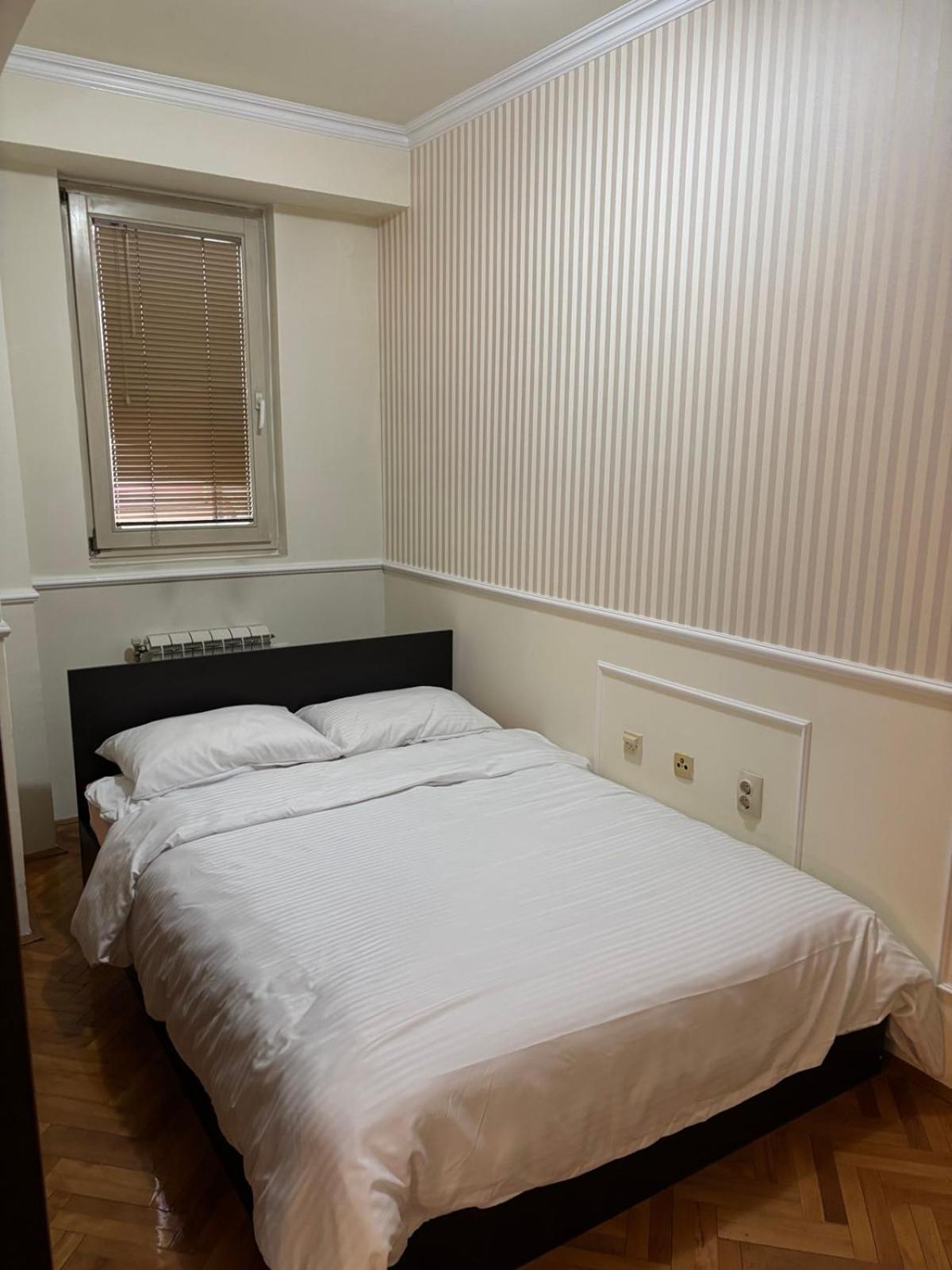 Lovely Square Apartment Purple Velvet Skopje Bilik gambar