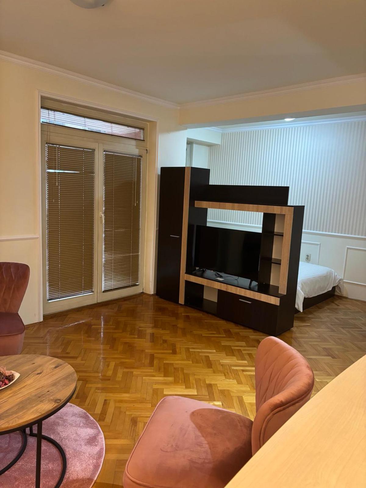 Lovely Square Apartment Purple Velvet Skopje Bilik gambar