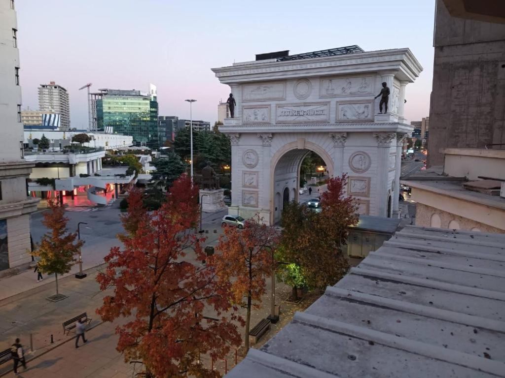 Lovely Square Apartment Purple Velvet Skopje Luaran gambar