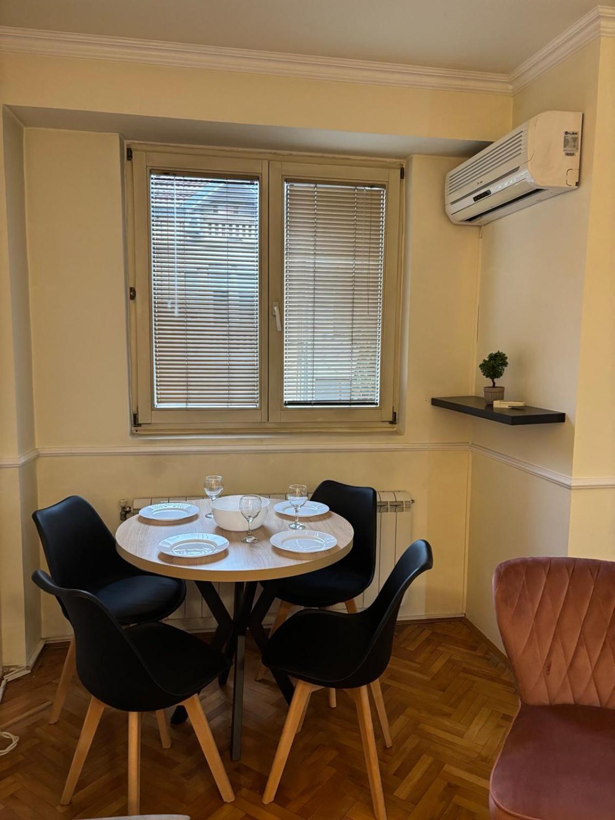 Lovely Square Apartment Purple Velvet Skopje Luaran gambar