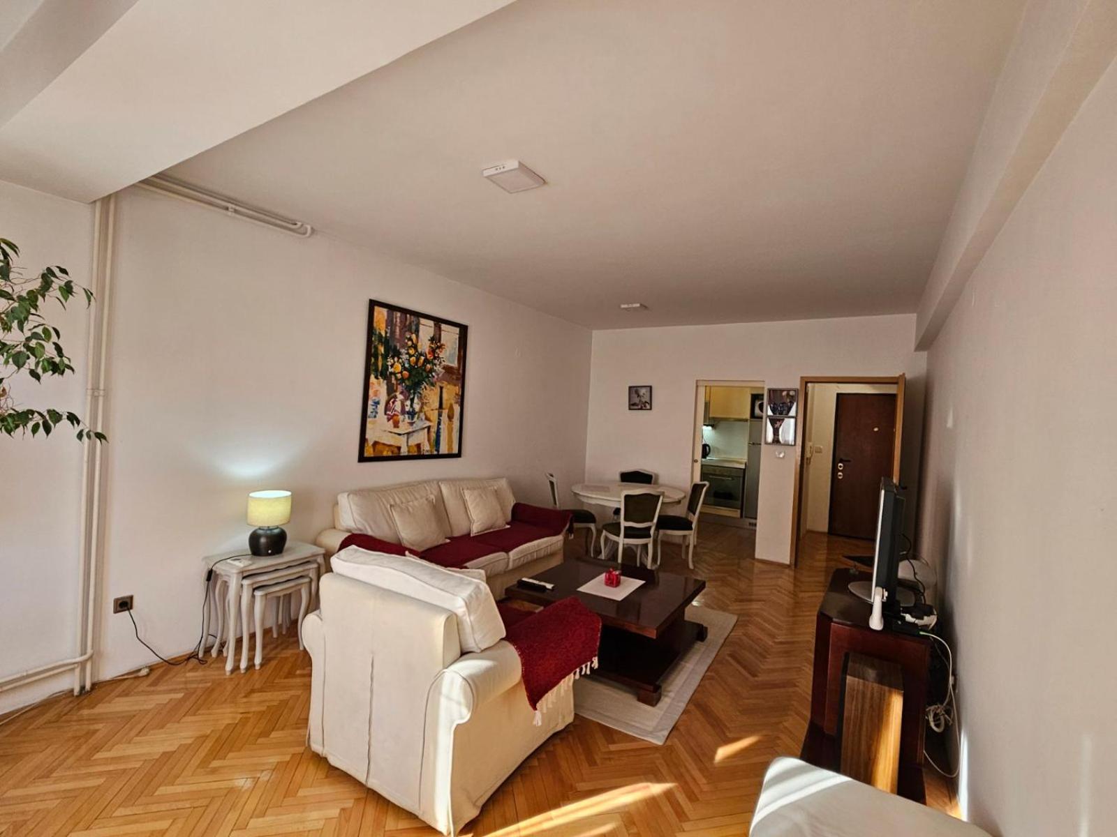 Lovely Square Apartment Purple Velvet Skopje Luaran gambar
