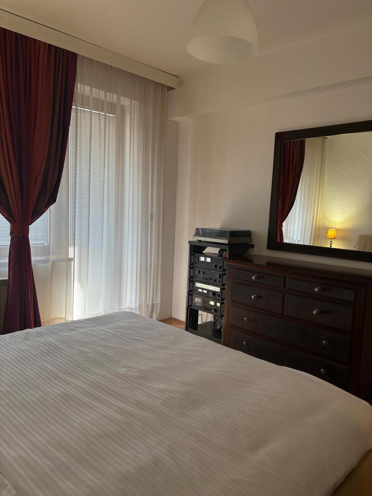 Lovely Square Apartment Purple Velvet Skopje Bilik gambar