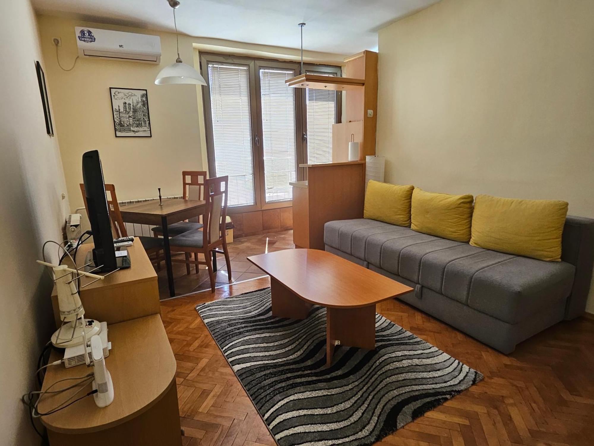 Lovely Square Apartment Purple Velvet Skopje Bilik gambar