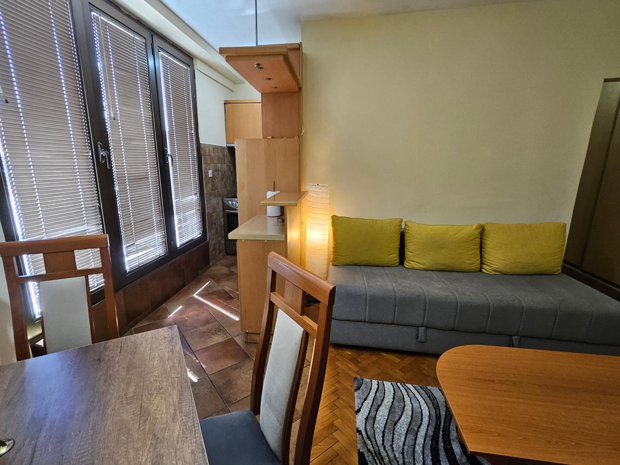 Lovely Square Apartment Purple Velvet Skopje Bilik gambar