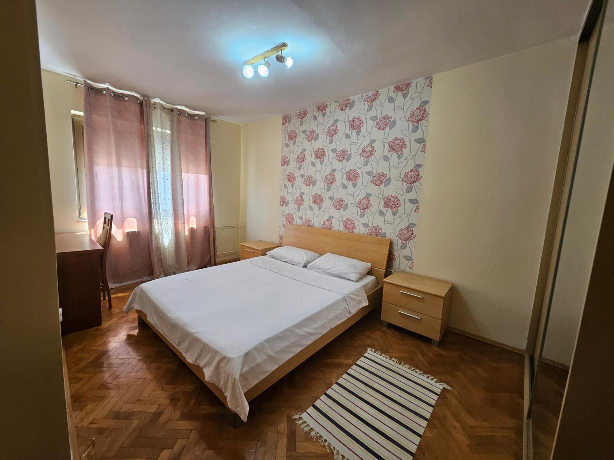 Lovely Square Apartment Purple Velvet Skopje Bilik gambar