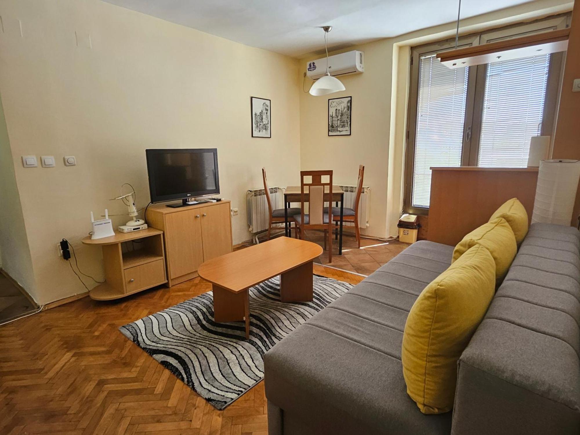 Lovely Square Apartment Purple Velvet Skopje Luaran gambar